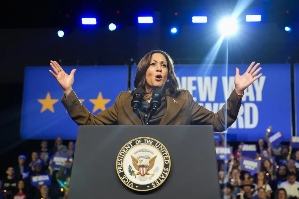 Kamala Harris se burla de Trump en evento de recaudación de fondos en Los Ángeles