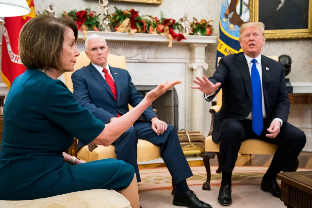 Donald Trump llama "enemigos internos" a Nancy Pelosi y Adam Schiff