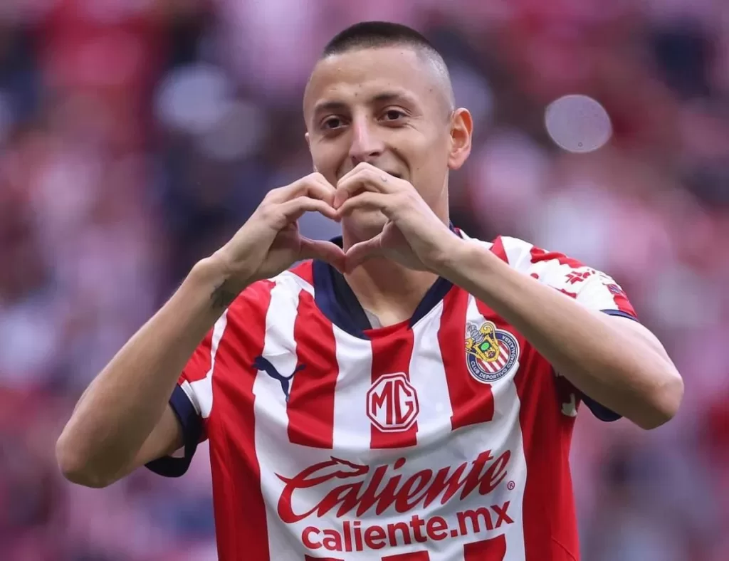 “Piojo” Alvarado, el jugador de Chivas que lanzó explosivo a la prensa; pide disculpas