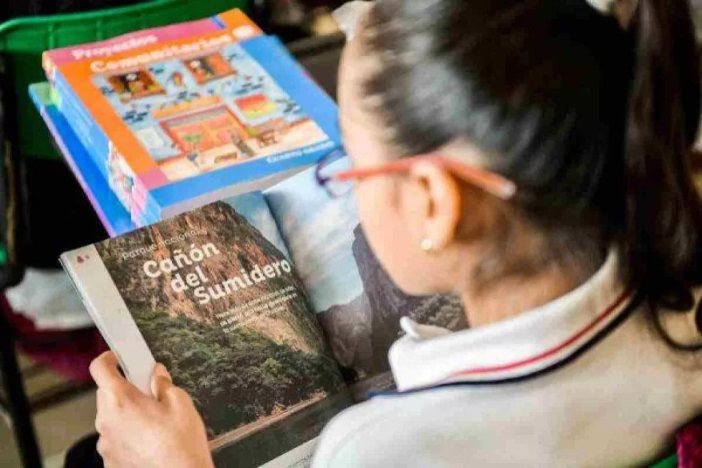 Entrega SETAB más del 69% de libros de textos gratuitos en Tabasco