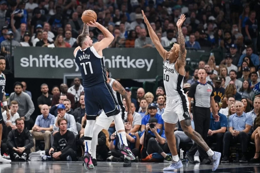 Luka Doncic y Mavericks obtienen triunfo frente a San Antonio