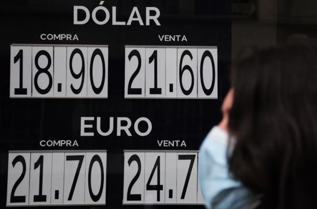 Estimaciones de crecimiento de EE.UU. deja el peso a 20.14 por dólar