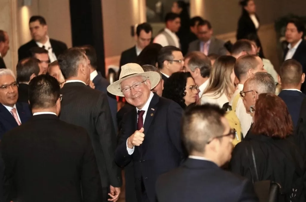 Ken Salazar evita comentar sobre el proceso de la reforma judicial