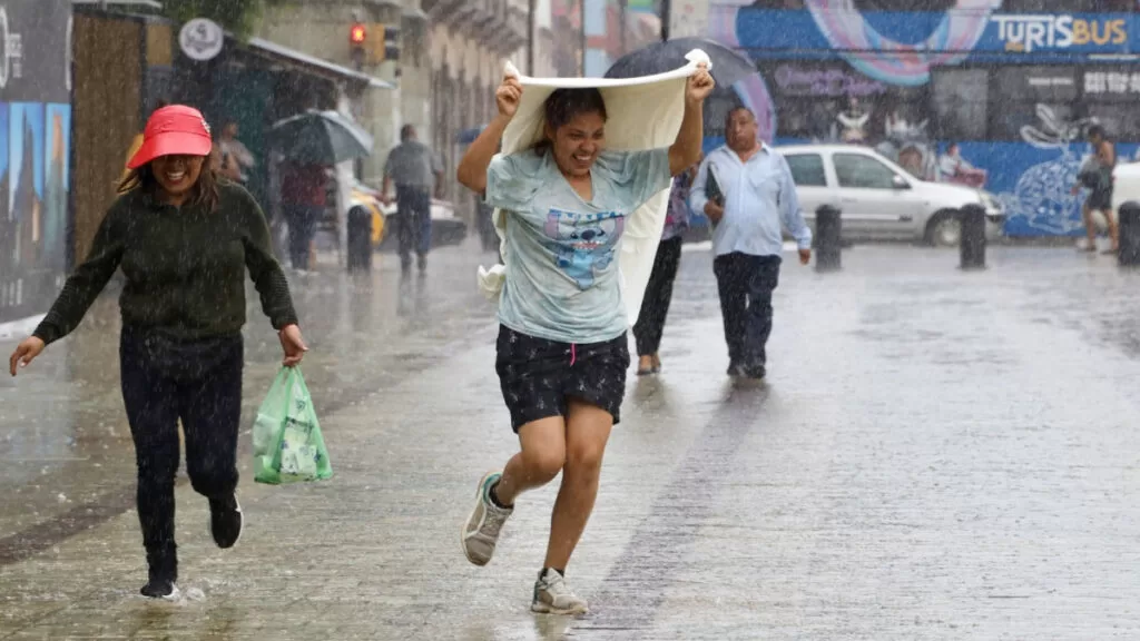 Continuarán lluvias fuertes por onda tropical 28 en Tabasco