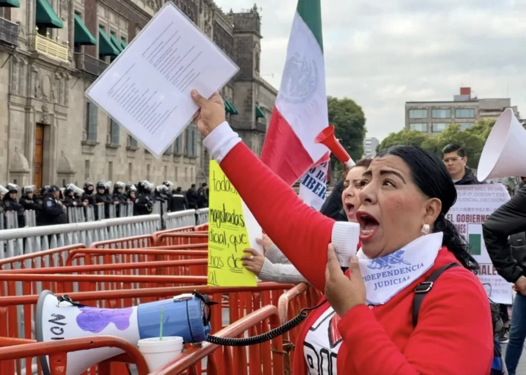 Protestan trabajadores del PJF frente a Palacio Nacional; piden diálogo con Claudia Sheinbaum