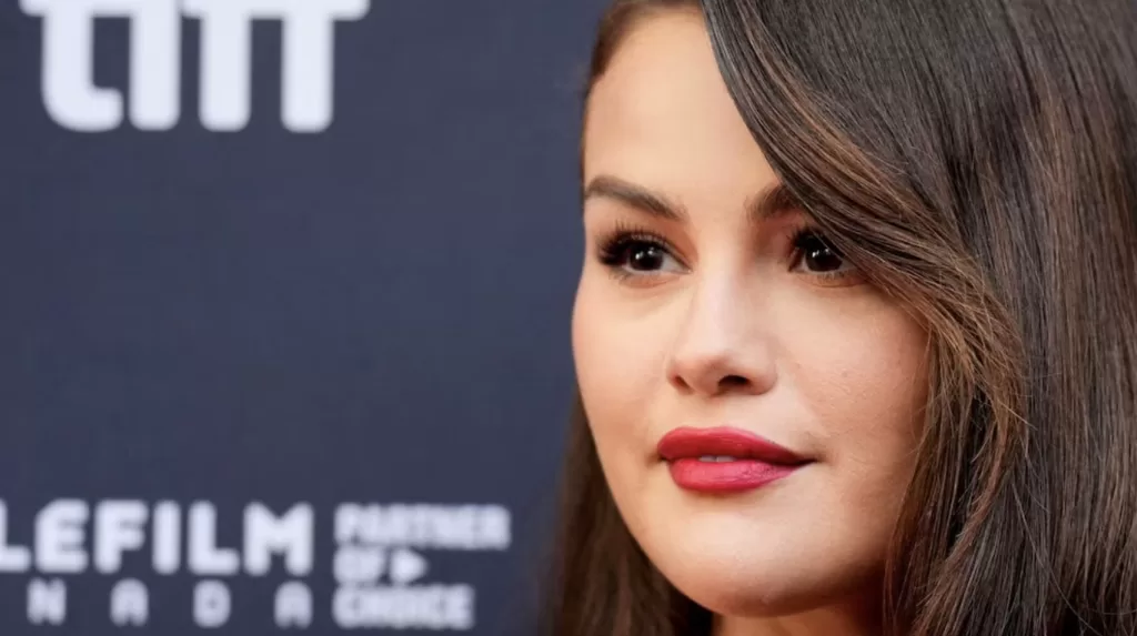 Expone Selena Gomez su rostro al natural con un brote de acné