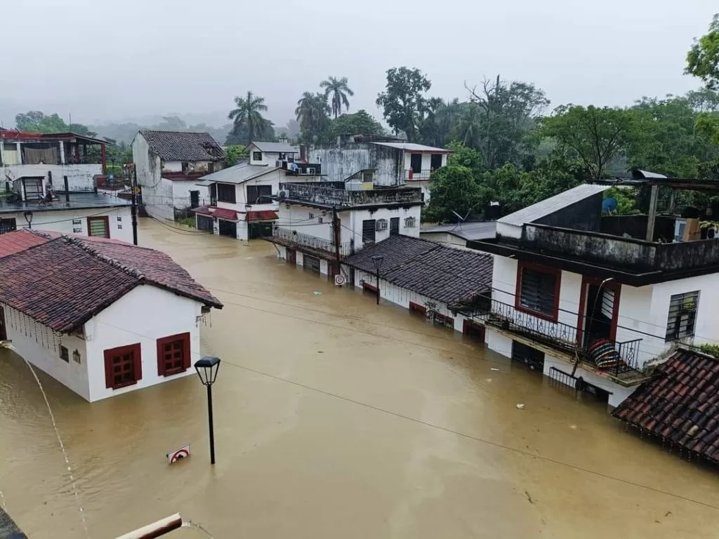 Pueblo Mágico de Tapijulapa amanece bajo el agua luego de desbordamiento de ríos