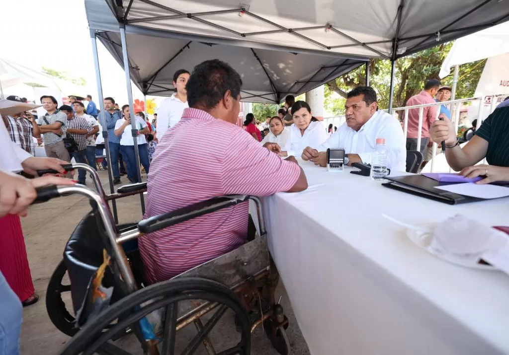 Renueva Javier May promesa de regularización en Villahermosa