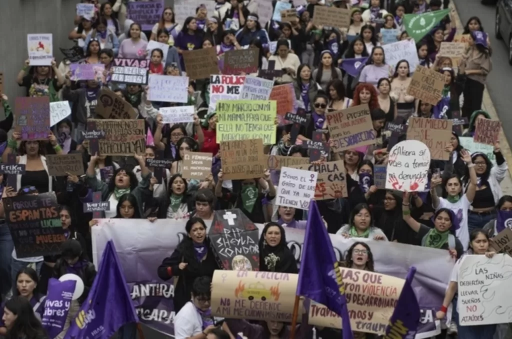 Exigen peruanos con caminata detener violencia contra la mujer