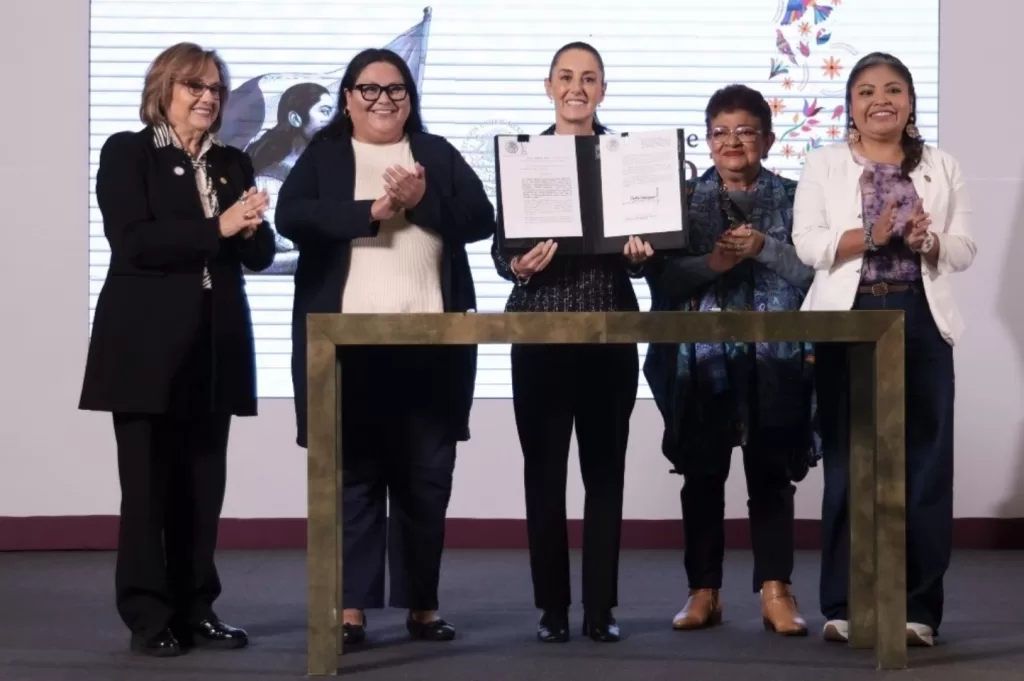 Claudia Sheinbaum firma decreto para garantizar derechos de mexicanas en Constitución