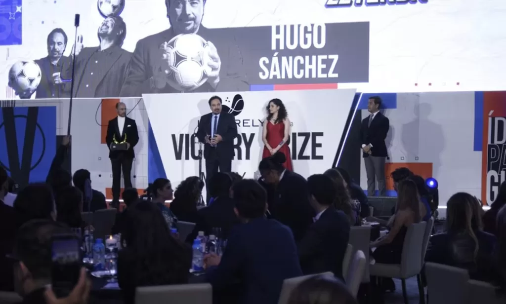 Recibe Hugo Sánchez premio 'Leyenda' en la primera edición de los Victory Prize México