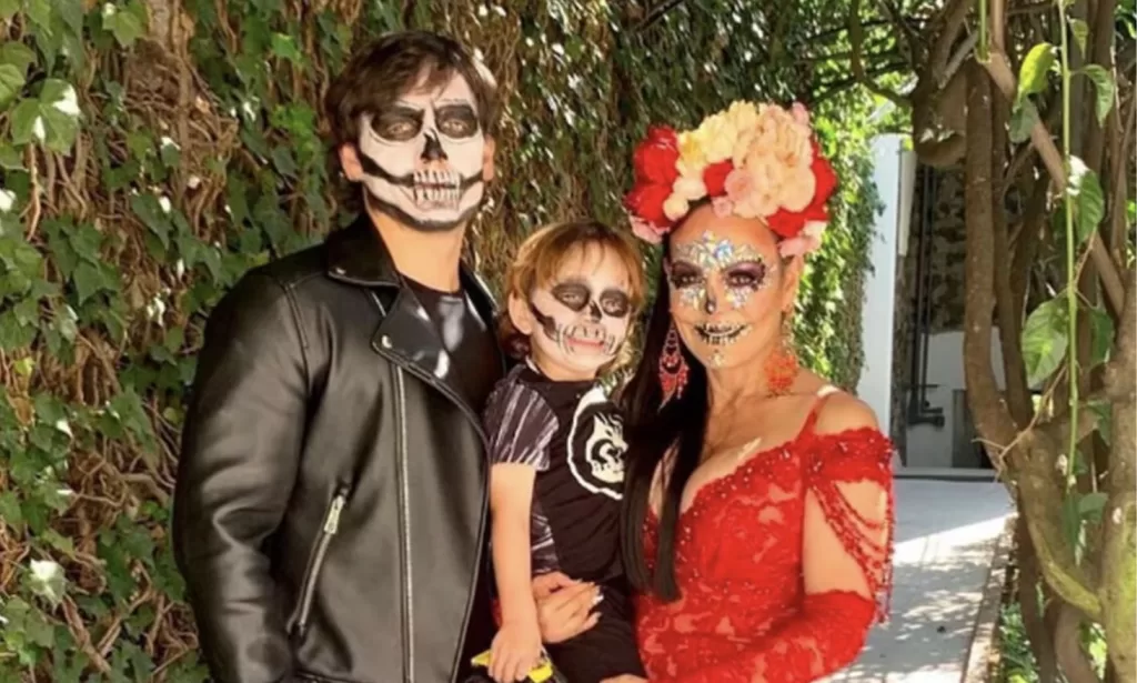 Dedica Maribel Guardia un emotivo altar de muertos a su hijo Julián