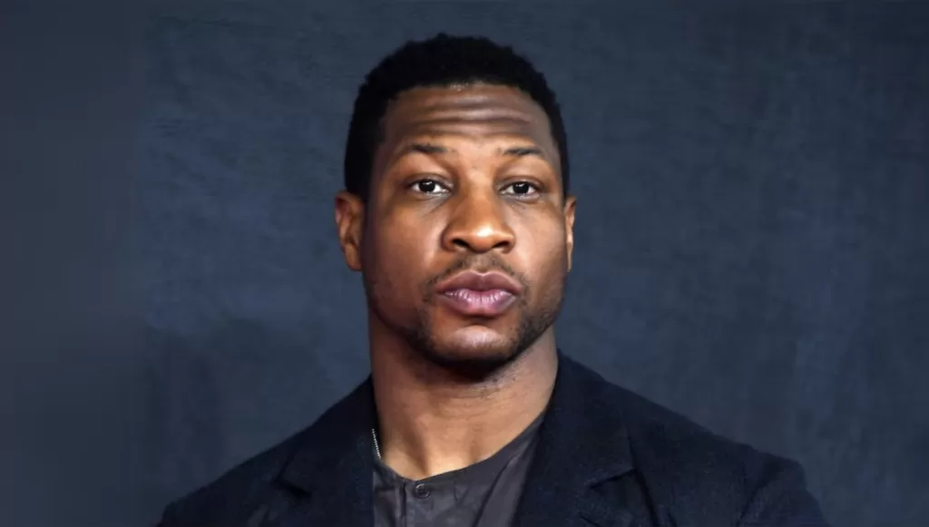 Retira ex novia de Jonathan Majors demanda civil en su contra por agresión y difamación