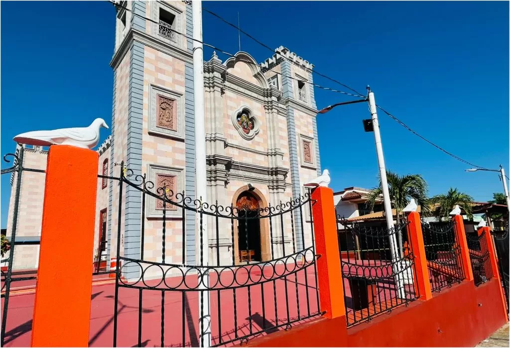 Dan mantenimiento al Santuario de Guadalupe en Villahermosa, Tabasco