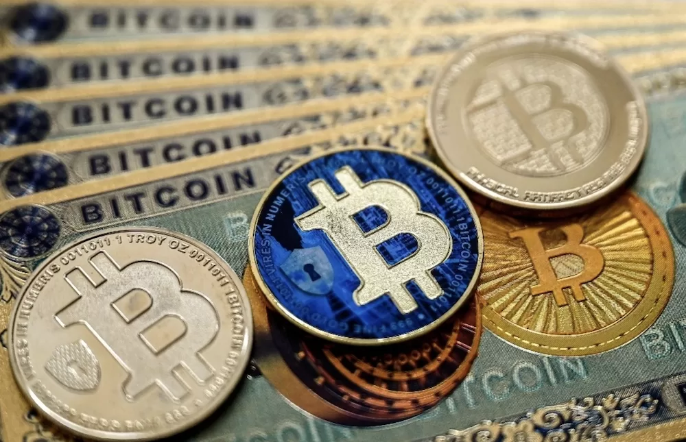 Alcanza el Bitcoin los 103 mil dólares; bolsas festejan con máximos históricos