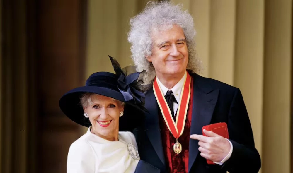 Habla esposa de Brian May sobre la recuperación del guitarrista luego de derrame cerebral