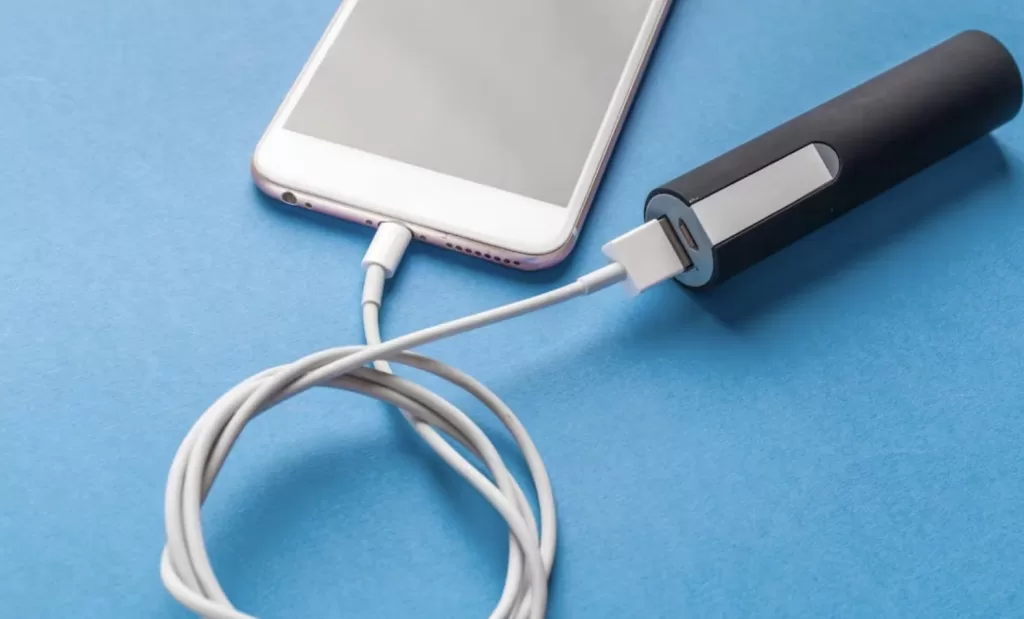 ¿Qué puede pasar? Conoce por qué no debes enrollar el cable del cargador de tu celular