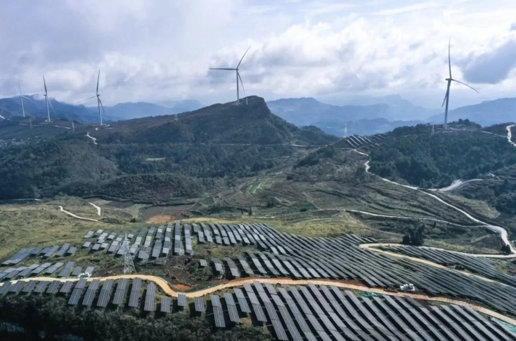 Inauguran planta solar ubicada a la mayor altitud en el mundo en China