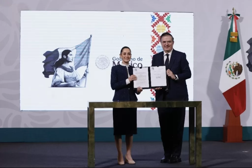 Firma Claudia Sheinbaum decreto para proteger industria textil mexicana