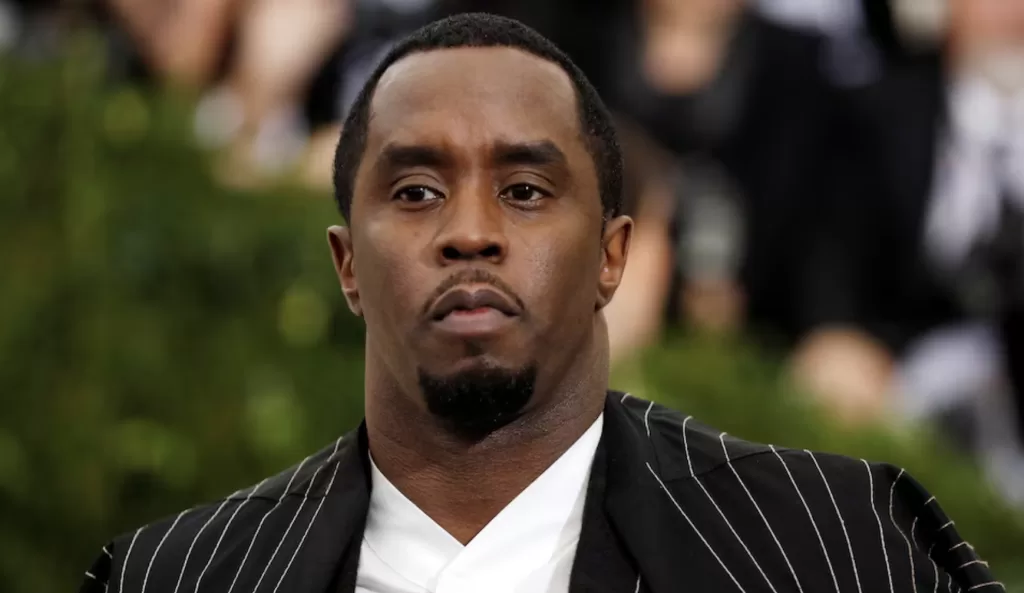 Acusa Sean ‘Diddy’ Combs a federales de “espiarlo en la cárcel”