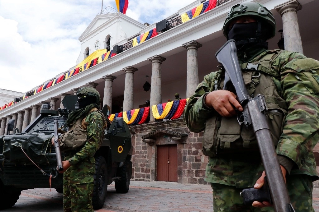 Noboa inicia con cerco militar su campaña de relección