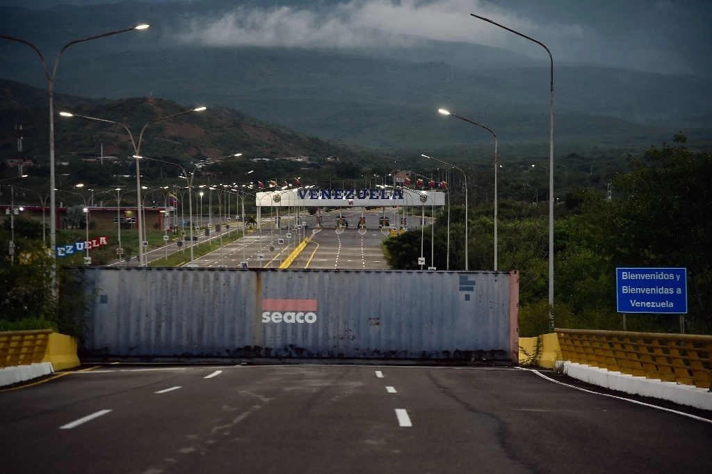 Venezuela cierra su frontera con Colombia por supuesta 'conspiración internacional'